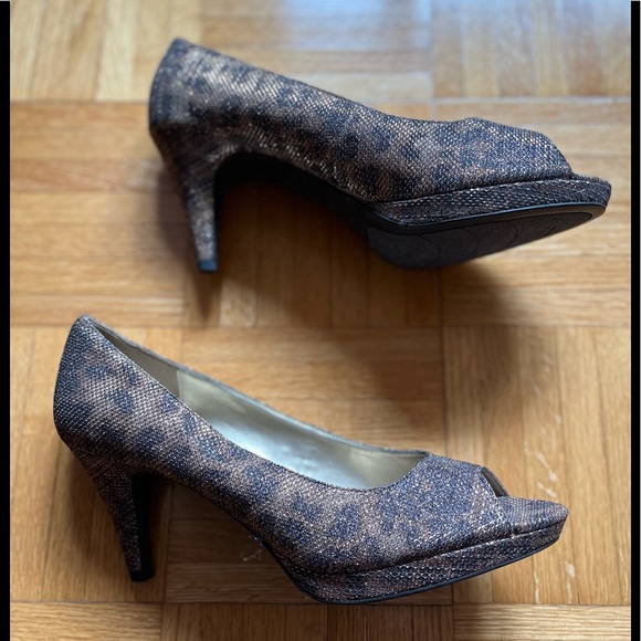 Bandolino Shiny Pump in Size 8.5 - Picture 2 of 3